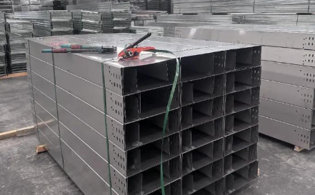 武威槽式桥架全封闭设计，防尘防干扰，常用于精密仪器区域！